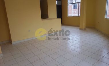Casa en venta de 3 pisos en esquina con local comercial y departamentos independientes – Piura