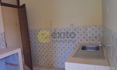 Casa en venta de 3 pisos en esquina con local comercial y departamentos independientes – Piura