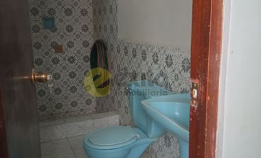 Casa en venta de 3 pisos en esquina con local comercial y departamentos independientes – Piura