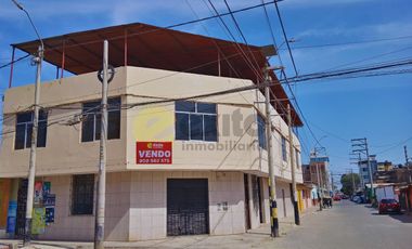 Casa en venta de 3 pisos en esquina con local comercial y departamentos independientes – Piura