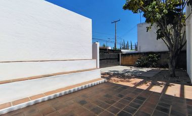 RENTA CASA EN VILLAS DEL MESÓN CON CUARTO DE SERVICIO Y ESTUDIO INDEPENDIENTE