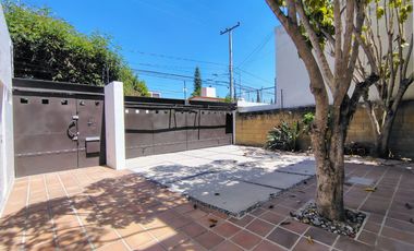 RENTA CASA EN VILLAS DEL MESÓN CON CUARTO DE SERVICIO Y ESTUDIO INDEPENDIENTE