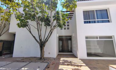 RENTA CASA EN VILLAS DEL MESÓN CON CUARTO DE SERVICIO Y ESTUDIO INDEPENDIENTE