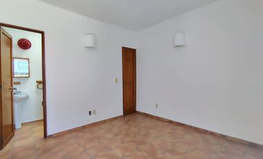 RENTA CASA EN VILLAS DEL MESÓN CON CUARTO DE SERVICIO Y ESTUDIO INDEPENDIENTE