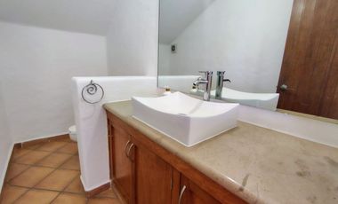 RENTA CASA EN VILLAS DEL MESÓN CON CUARTO DE SERVICIO Y ESTUDIO INDEPENDIENTE