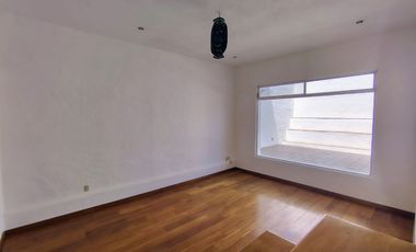 RENTA CASA EN VILLAS DEL MESÓN CON CUARTO DE SERVICIO Y ESTUDIO INDEPENDIENTE