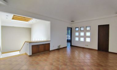 RENTA CASA EN VILLAS DEL MESÓN CON CUARTO DE SERVICIO Y ESTUDIO INDEPENDIENTE