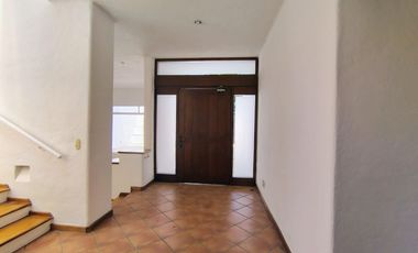 RENTA CASA EN VILLAS DEL MESÓN CON CUARTO DE SERVICIO Y ESTUDIO INDEPENDIENTE