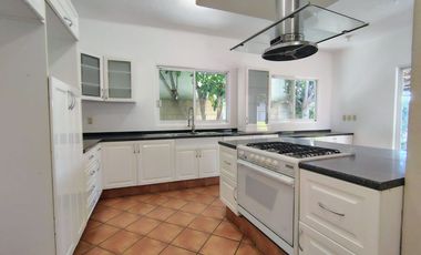RENTA CASA EN VILLAS DEL MESÓN CON CUARTO DE SERVICIO Y ESTUDIO INDEPENDIENTE