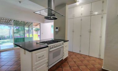 RENTA CASA EN VILLAS DEL MESÓN CON CUARTO DE SERVICIO Y ESTUDIO INDEPENDIENTE