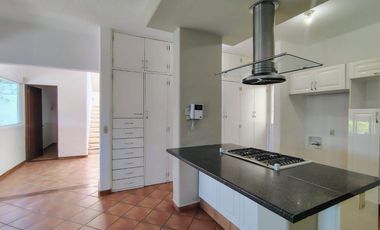 RENTA CASA EN VILLAS DEL MESÓN CON CUARTO DE SERVICIO Y ESTUDIO INDEPENDIENTE