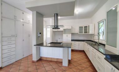 RENTA CASA EN VILLAS DEL MESÓN CON CUARTO DE SERVICIO Y ESTUDIO INDEPENDIENTE