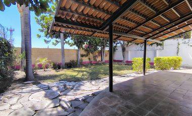 RENTA CASA EN VILLAS DEL MESÓN CON CUARTO DE SERVICIO Y ESTUDIO INDEPENDIENTE