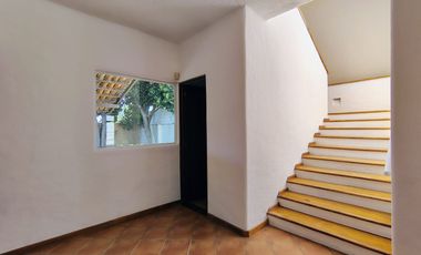RENTA CASA EN VILLAS DEL MESÓN CON CUARTO DE SERVICIO Y ESTUDIO INDEPENDIENTE