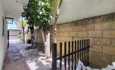 RENTA CASA EN VILLAS DEL MESÓN CON CUARTO DE SERVICIO Y ESTUDIO INDEPENDIENTE