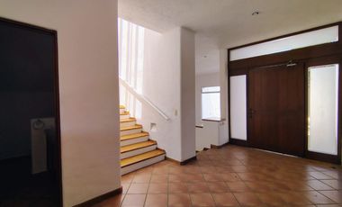 RENTA CASA EN VILLAS DEL MESÓN CON CUARTO DE SERVICIO Y ESTUDIO INDEPENDIENTE