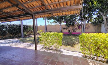 RENTA CASA EN VILLAS DEL MESÓN CON CUARTO DE SERVICIO Y ESTUDIO INDEPENDIENTE