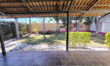 RENTA CASA EN VILLAS DEL MESÓN CON CUARTO DE SERVICIO Y ESTUDIO INDEPENDIENTE