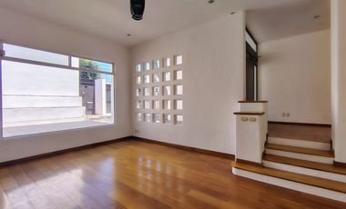 RENTA CASA EN VILLAS DEL MESÓN CON CUARTO DE SERVICIO Y ESTUDIO INDEPENDIENTE