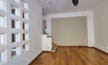 RENTA CASA EN VILLAS DEL MESÓN CON CUARTO DE SERVICIO Y ESTUDIO INDEPENDIENTE