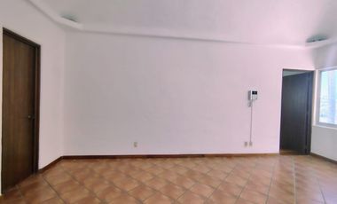 RENTA CASA EN VILLAS DEL MESÓN CON CUARTO DE SERVICIO Y ESTUDIO INDEPENDIENTE