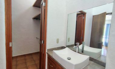 RENTA CASA EN VILLAS DEL MESÓN CON CUARTO DE SERVICIO Y ESTUDIO INDEPENDIENTE