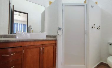RENTA CASA EN VILLAS DEL MESÓN CON CUARTO DE SERVICIO Y ESTUDIO INDEPENDIENTE