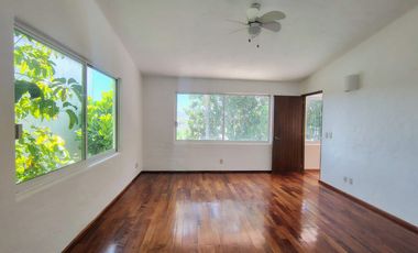 RENTA CASA EN VILLAS DEL MESÓN CON CUARTO DE SERVICIO Y ESTUDIO INDEPENDIENTE