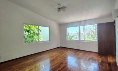 RENTA CASA EN VILLAS DEL MESÓN CON CUARTO DE SERVICIO Y ESTUDIO INDEPENDIENTE