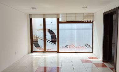 renta oficina/consultorio interior plaza Blvd. Díaz Ordaz Las Reynas Irapuato, Gto.