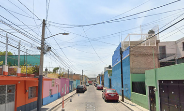 REMATO CASA EN. GUADALAJARA, CALLE AZUCENA, COL. JARDINES DE LA PAZ.
