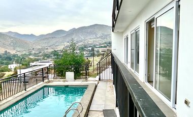 Casa en venta 4 d y 3 b piscina vista panóramica en Chicureo