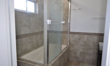 Venta de Casa en Residencial El Rincón, a un lado del Salón Flamingos, 10 minutos a zona Rio