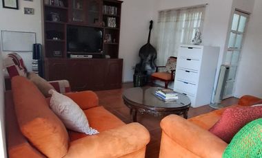 Hermosa casa muy amplia, muy ubicada, totalmente renovada.