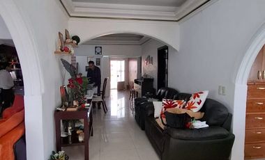 Hermosa casa muy amplia, muy ubicada, totalmente renovada.