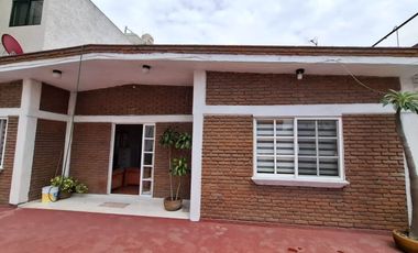Hermosa casa muy amplia, muy ubicada, totalmente renovada.