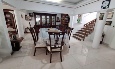 Hermosa casa muy amplia, muy ubicada, totalmente renovada.