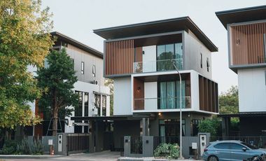 🏡 𝗙𝗼𝗿 𝗿𝗲𝗻𝘁 Luxury 3-storey Modern Tropical house near Ruamchok intersection with swimming pool and central fitness center