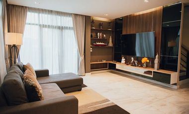 🏡 𝗙𝗼𝗿 𝗿𝗲𝗻𝘁 Luxury 3-storey Modern Tropical house near Ruamchok intersection with swimming pool and central fitness center