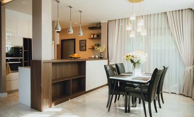 🏡 𝗙𝗼𝗿 𝗿𝗲𝗻𝘁 Luxury 3-storey Modern Tropical house near Ruamchok intersection with swimming pool and central fitness center