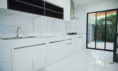 🏡 𝗙𝗼𝗿 𝗿𝗲𝗻𝘁 Luxury 3-storey Modern Tropical house near Ruamchok intersection with swimming pool and central fitness center