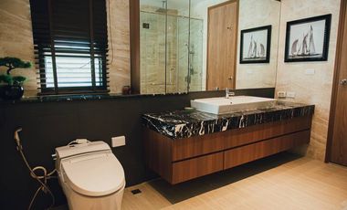 🏡 𝗙𝗼𝗿 𝗿𝗲𝗻𝘁 Luxury 3-storey Modern Tropical house near Ruamchok intersection with swimming pool and central fitness center