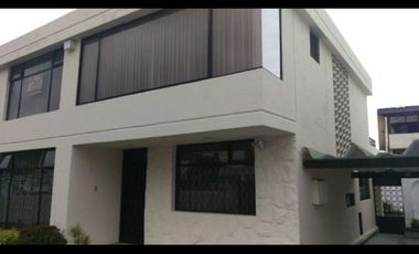 Se vende en buenas condiciones habitables, casa ubicada en uno de los sectores privilegiados de Quito.