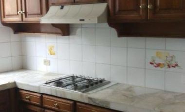 Se vende en buenas condiciones habitables, casa ubicada en uno de los sectores privilegiados de Quito.