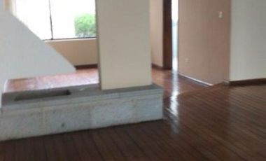Se vende en buenas condiciones habitables, casa ubicada en uno de los sectores privilegiados de Quito.