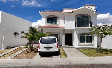 CASA EN VENTA EN JURIQUILLA, QUERETARO 3 REC, 3 BAÑOS, 3 ESTACIONAMIENTOS  317 M2