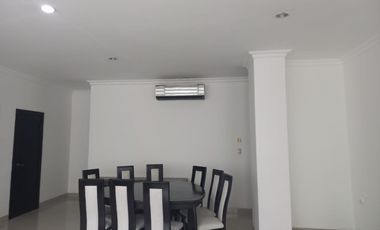 Departamento amoblado de alquiler, Samborondón, Planta Baja, 3 dormitorios.