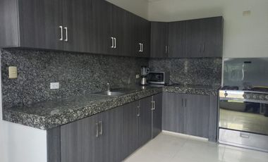 Departamento amoblado de alquiler, Samborondón, Planta Baja, 3 dormitorios.