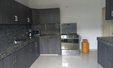 Departamento amoblado de alquiler, Samborondón, Planta Baja, 3 dormitorios.