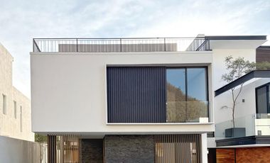 Casa en venta coto encinos Los robles, estudio cochera 3 autos roof garden junto bosque de la primavera
